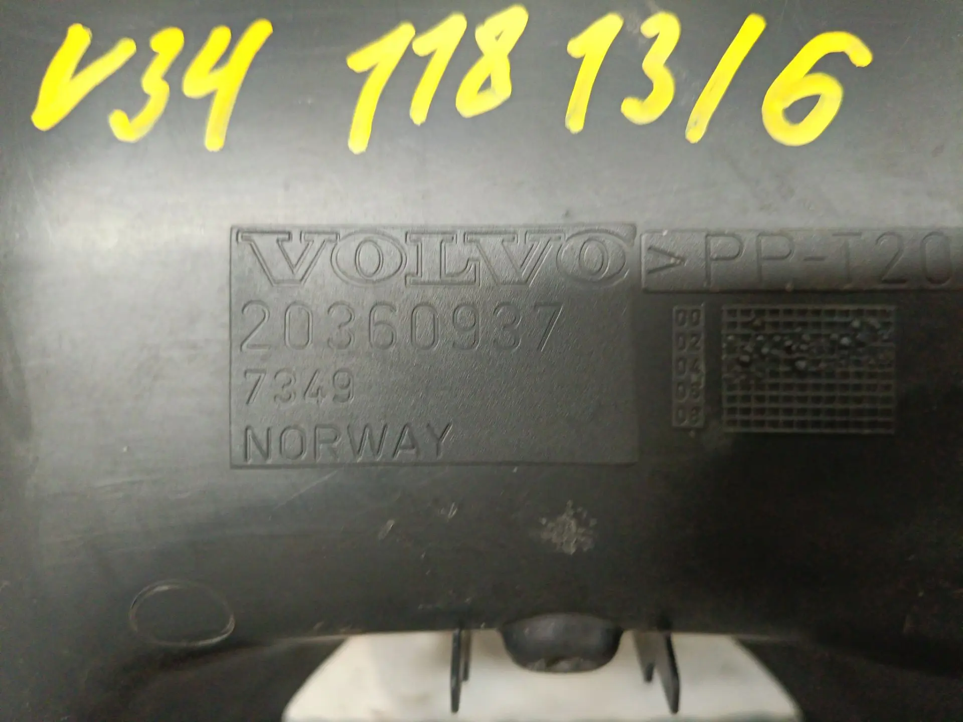 Кожух рулевой колонки верхний б/у для Volvo FH-series. - 2